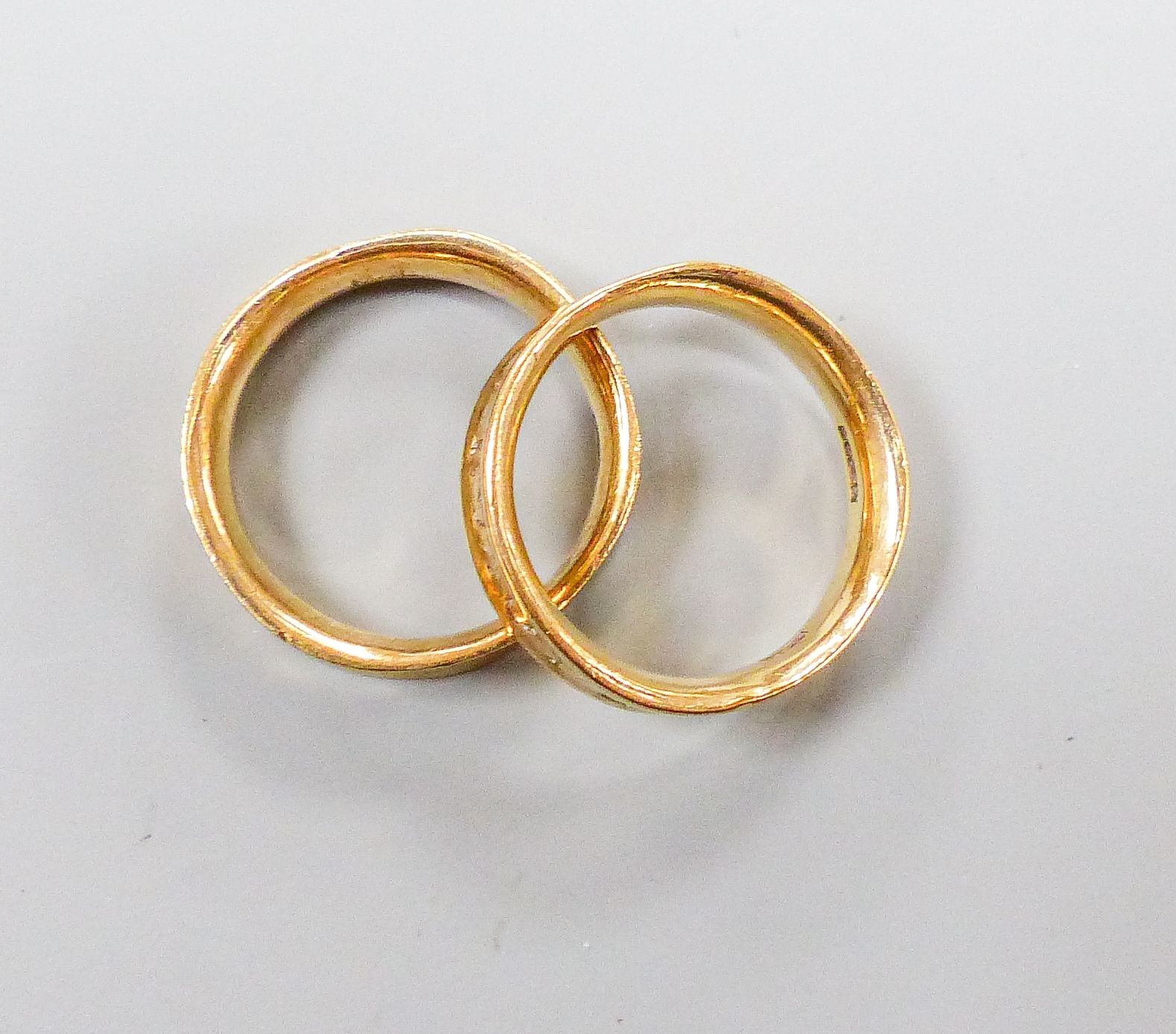 Two modern 9ct gold bands, with latin inscription, both N/O, 8.3 grams.